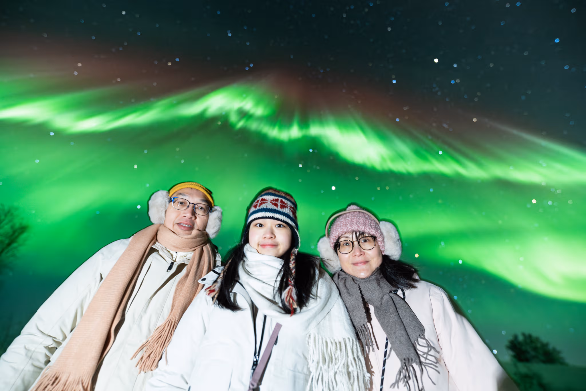 Lapland Explorersのハントでオーロラを見る参加者